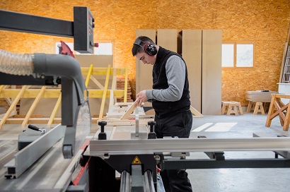 Un jeune de la MFR de Lamure sur Azergues en apprentissage en CAP Menuiserie qui utilise une machine