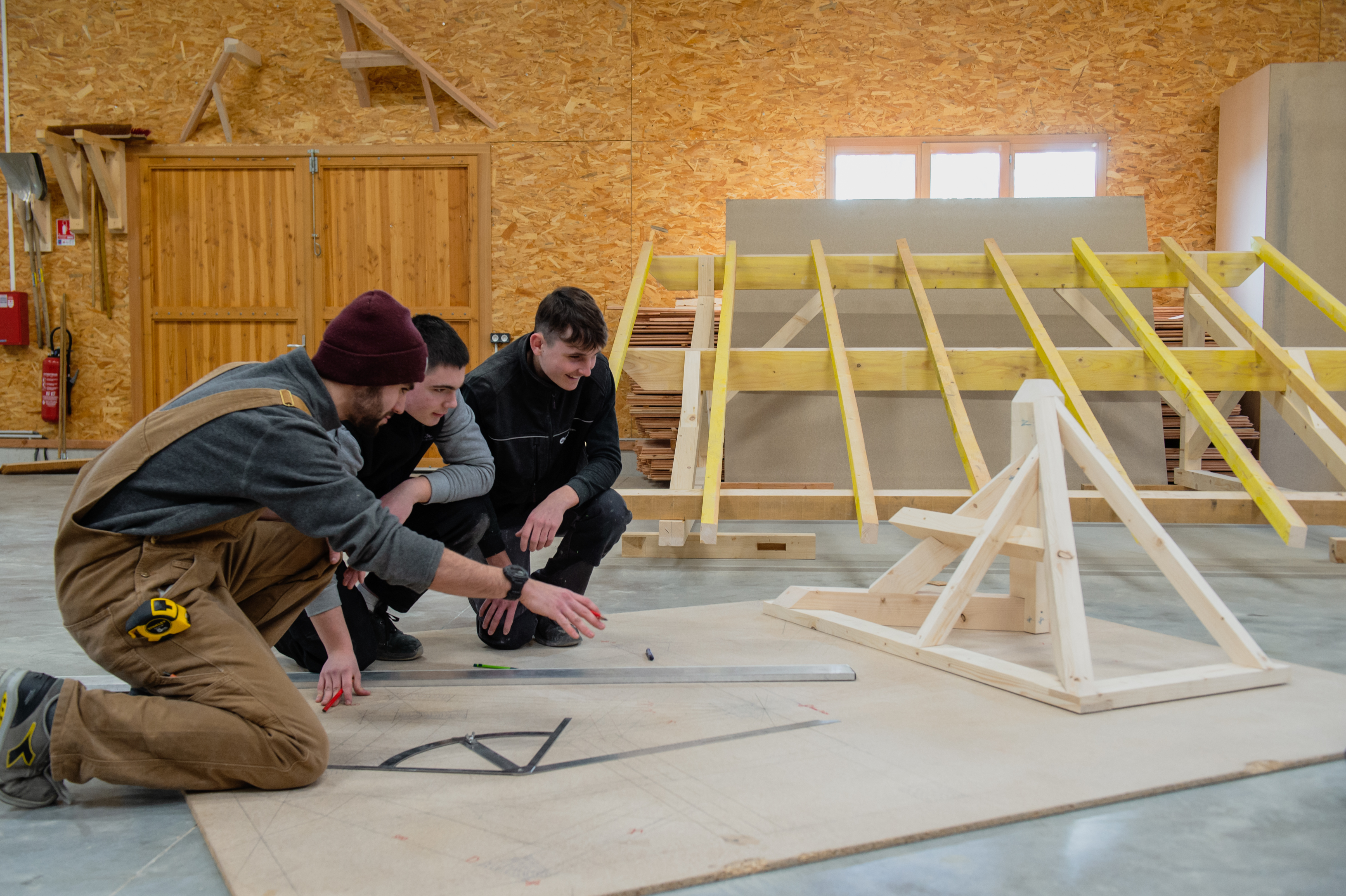 Des jeunes de la MFR de Lamure sur Azergues en apprentissage en CAP Charpentier Bois